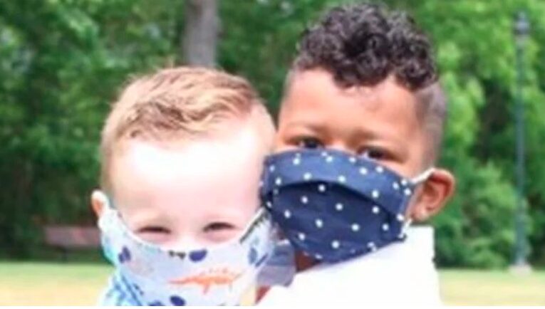 Niños de razas diferentes se abrazan en una foto y son un ejemplo de amistad