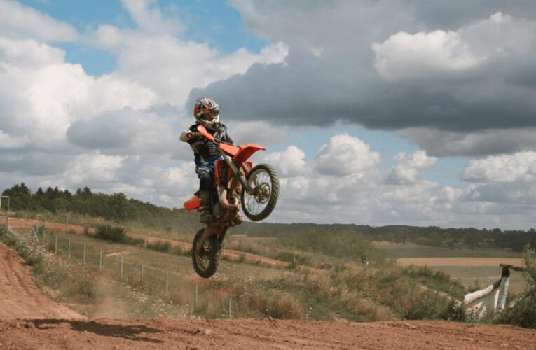 VIDEO VIRAL: Hombre realiza acrobacia en motocicleta y el final es ¡Increíble!