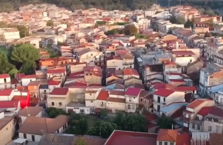 VIDEO VIRAL: Pueblo en Italia ‘libre de COVID-19’ remata casas por un euro