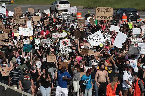 Un camión embiste contra una protesta en Minneapolis sin causar víctimas