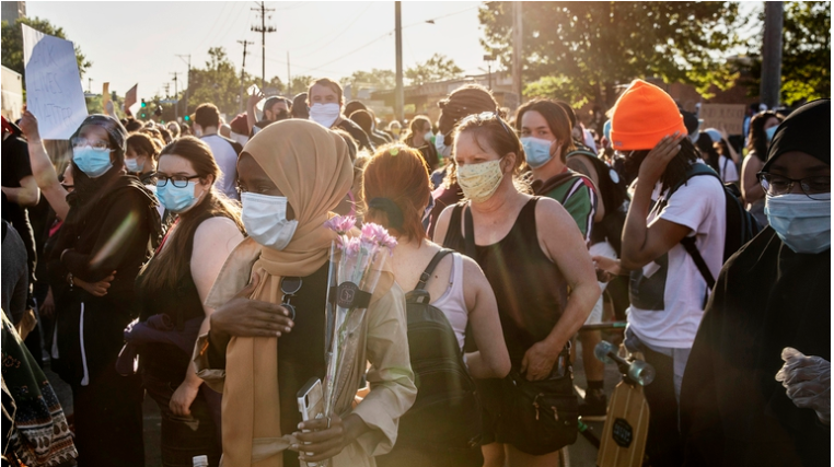 Por qué la mascarilla quirúrgica se convirtió en símbolo de protesta en Estados Unidos