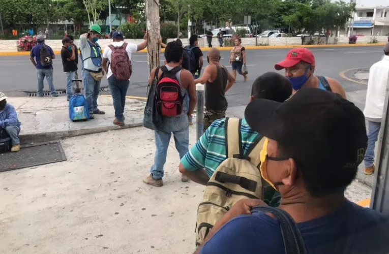 Trabajadores abarrotan la zona del Crucero en Cancún