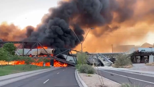 Descarrila tren en Arizona y se incendia