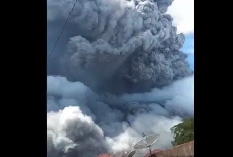 Reportan erupción de volcán Sinabung en Indonesia