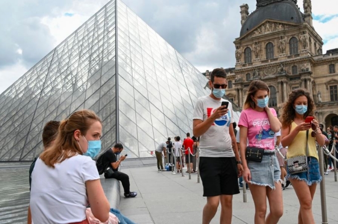 Francia y España endurecen medidas ante repunte de casos COVID-19