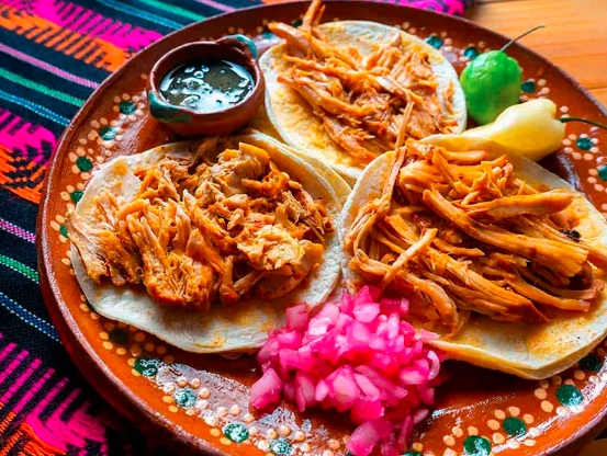 Cocinera yucateca comparte receta de la cochinita pibil en Netflix