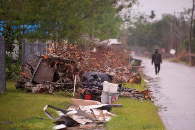 Delta se degrada a tormenta tropical tras su paso por Luisiana