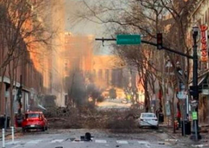 Hallan posibles restos humanos cerca zona de explosión en Nashville