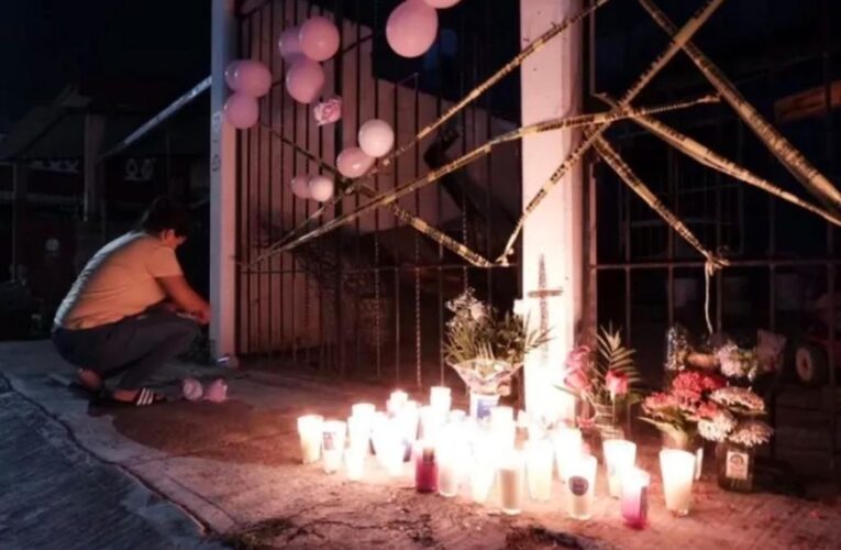 Lamentan muerte de dos niñas en incendio; vecinos dejan veladoras, flores y globos