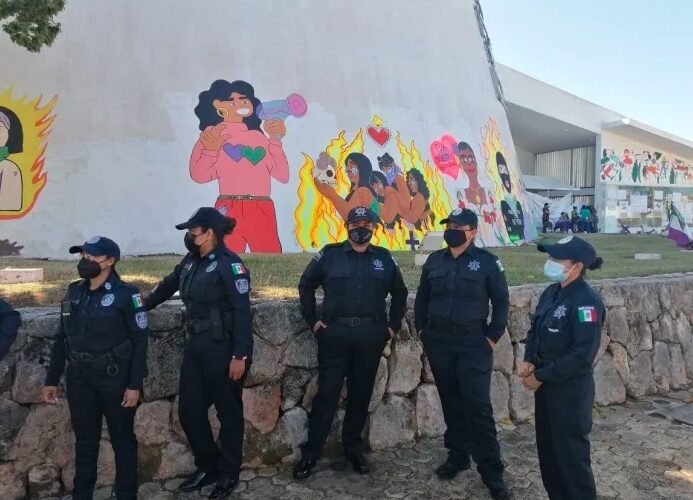 Elementos policiacos resguardan el Congreso del Estado; tras la presencia de grupos provida y feministas a la espera del dictamen sobre el aborto en Q. Roo