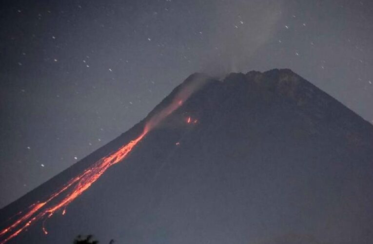 Fotos: Registran nueva erupción de volcán en Indonesia