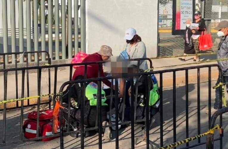 Abuelita sufre infarto en fila para vacunación contra covid y fallece