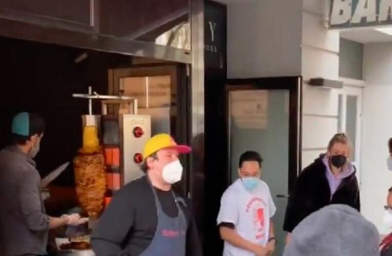 Video: Alemanes hacen larga fila para comer un taquito al pastor; redes enloquecen