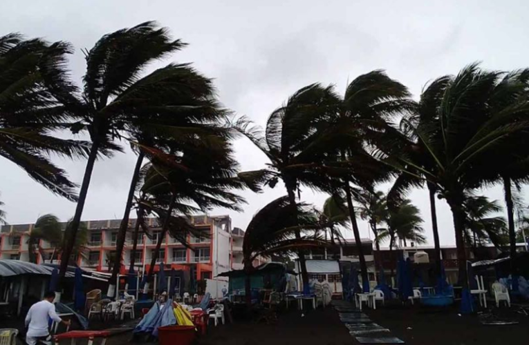 Cierran puerto de Manzanillo por huracán ‘Enrique’ y abren albergue