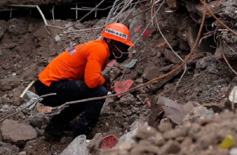 Topos mexicanos apoyan en labores de rescate en Haití