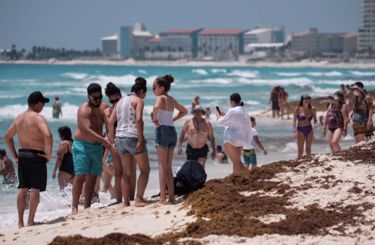 Viven domingo de playa miles de turistas en Cancún