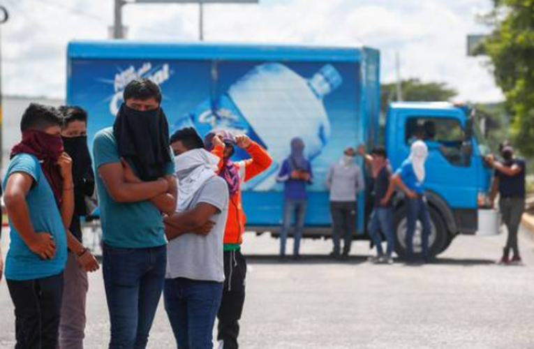 Normalistas bloquean carreteras en Chiapas por reunión cancelada