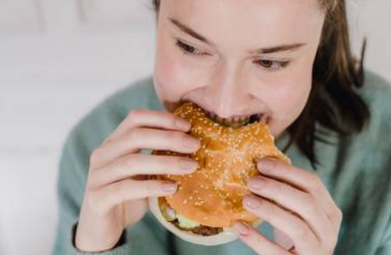 Mujer demanda a cadena de comida rápida