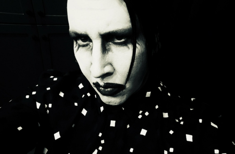 Acusan a Marilyn Manson de escupir a camarógrafa en 2019