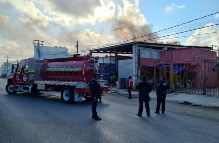 Se incendia chatarrería en Cancún