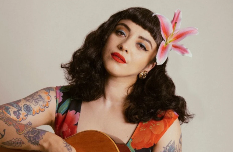 ¡Mon Laferte confirma que está embarazada!