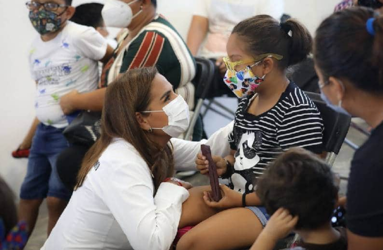 Entrega gobierno de BJ lentes para alumnos de educación básica