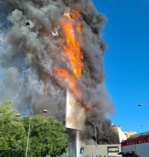 Incendio arrasador devora edificio residencial