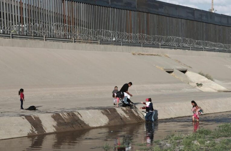 ¡MIGRANTES SON ATACADAS EN FRONTERA DE MÉXICO MIENTRAS ESPERAN ENTRAR A LOS EU!