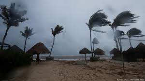 Bonnie se fortalece frente a México, pero se adentra en mar