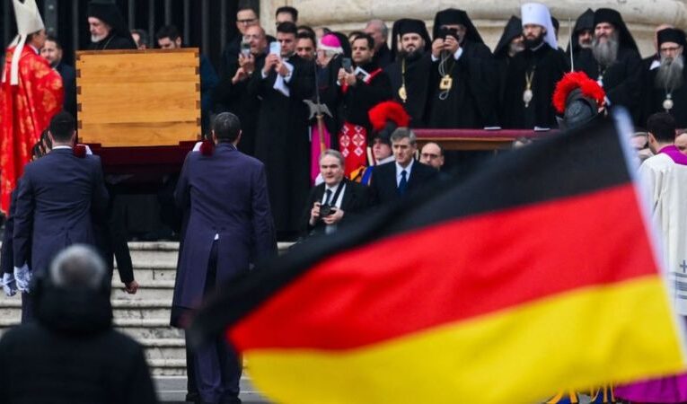 Ataúd de Benedicto XVI ya fue trasladado a las grutas vaticanas para su sepultura