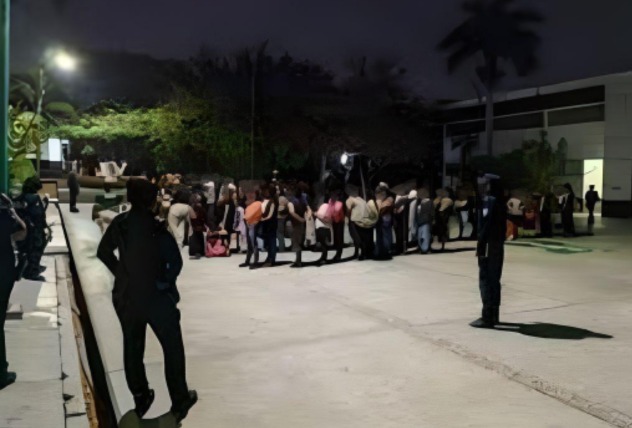 La Policía de México encuentra a 175 migrantes en un camión, 30 de ellos menores no acompañados