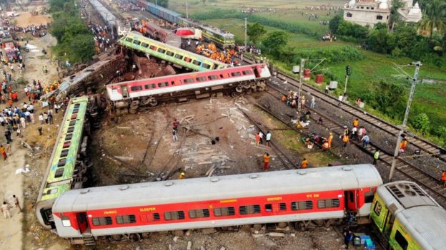 Suman 238 muertos por devastador choque de trenes en la India