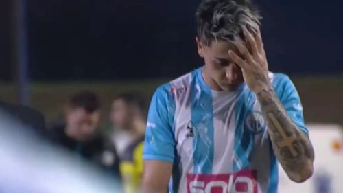 ¡Increíble y repugnante! Futbolista argentino expulsado por un acto vergonzoso en pleno partido