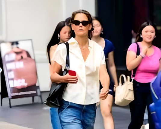 «¡La impactante elección de Katie Holmes para el verano 2023 te dejará boquiabierto! Mira cómo lleva mocasines de tacón y baggy jeans en su último look casual. ¿Tendencia arriesgada o acierto de moda? ¡Las fotos hablan por sí solas!»