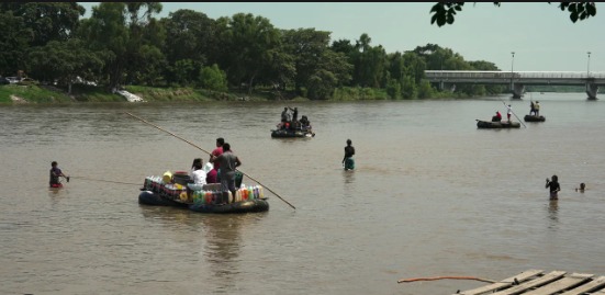 Familias de migrantes cruzan en balsas improvisadas el río Suchiate, entre Guatemala y México, para acercarse a EE.UU.