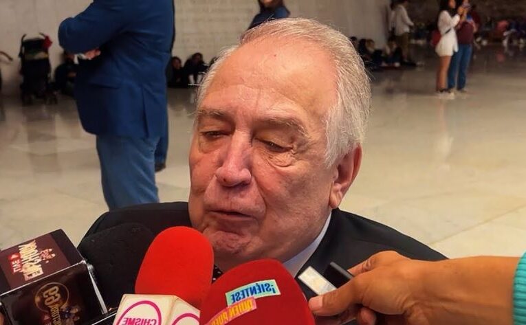 Víctor González conocido como el Dr. Simi ya habló de la relación de su hija con Mauricio Ochmann