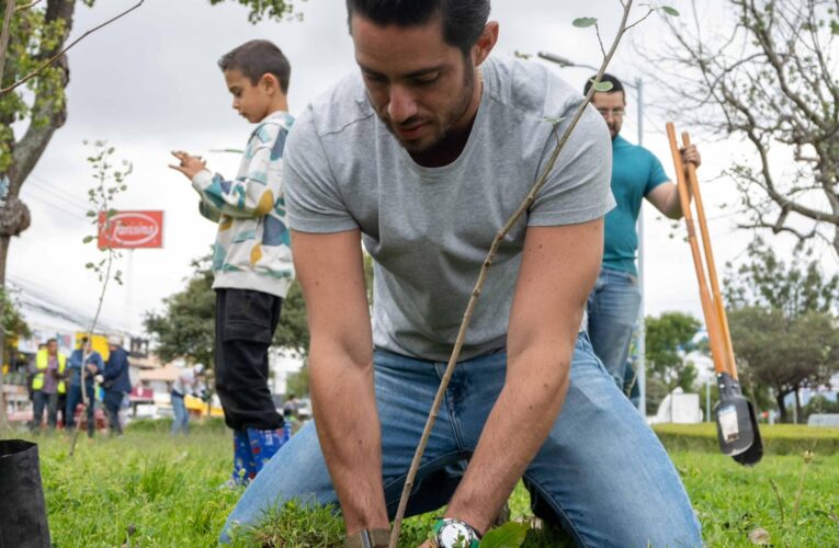 Pepe Couttolenc fomenta la reforestación como una forma de convivencia familiar en el Estado de México