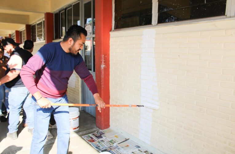 Roberto Solís y su equipo transforman la escuela Plutarco Elías Calles con el programa «Coloreando la Educación»