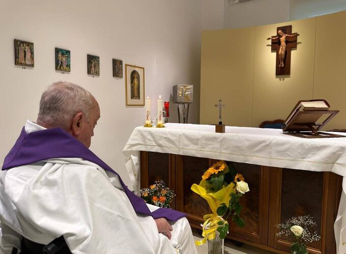 Las condiciones clínicas del papa Francisco se mantienen estables y continúa gradualmente su mejoría, informaron médicos del Gemelli
