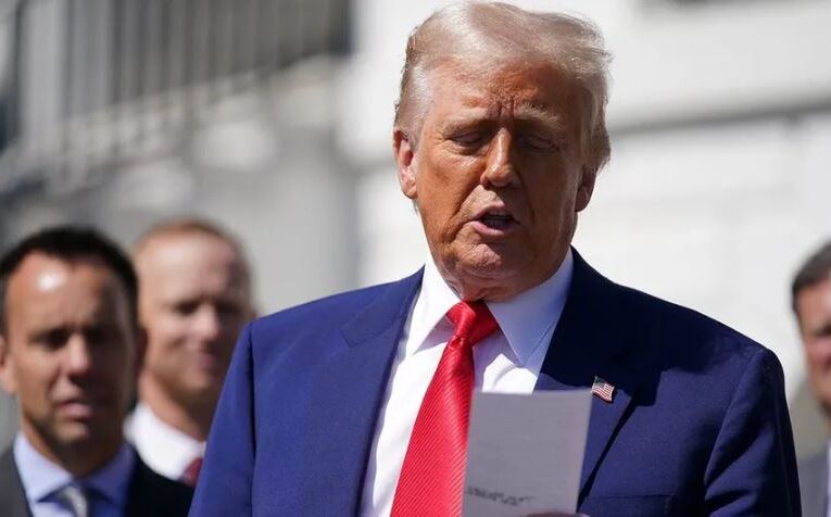 Trump pausa aranceles tres meses y redobla ataque a China