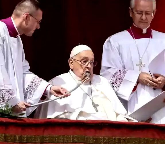 Desde su convalecencia, el papa Francisco clama por un alto al fuego en Gaza y el fin del rearme global