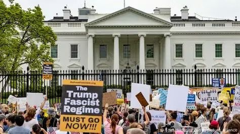 Miles protestan en EE.UU. contra Trump por amenazas a la democracia y políticas migratorias