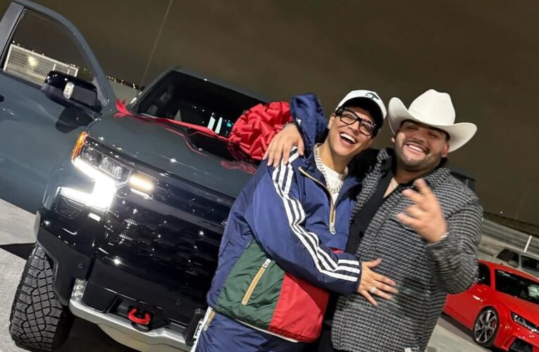 Eduin Caz le regala lujosa camioneta a acordeonista de Grupo Firme por su cumpleaños