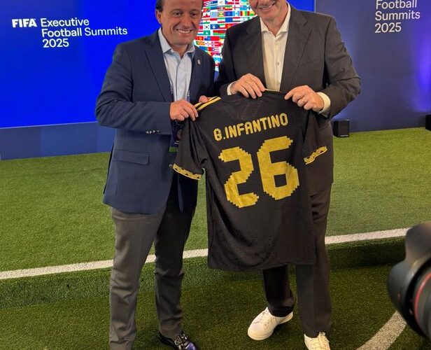Mikel Arriola se reúne con Gianni Infantino en Executive Football Summit