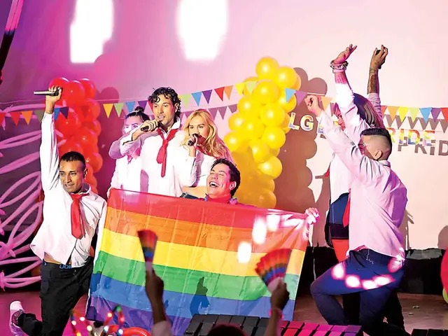 Christian Chávez se une a marcha de la comunidad LGBTQ+ en el Reclusorio Norte