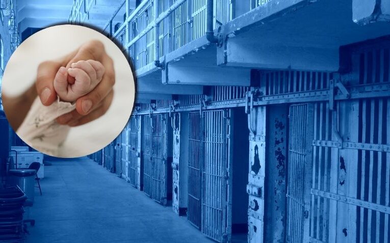 Madre atropella a su bebé de 18 meses y causa daños irreversibles; fiscalía pide evitar condena