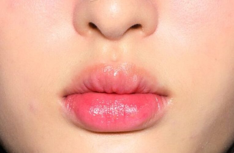 El labial viral, imposible de conseguir, que actúa como un relleno de labios instantáneo