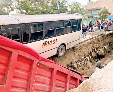 Megasocavón devora autos en Guadalajara; hay tres personas heridas