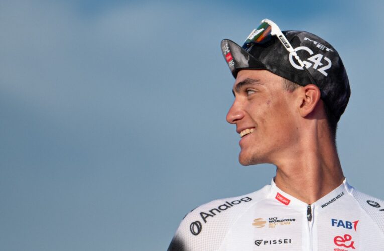 Isaac del Toro le cede el triunfo a su compañero en La Clásica de Ordizia 2025