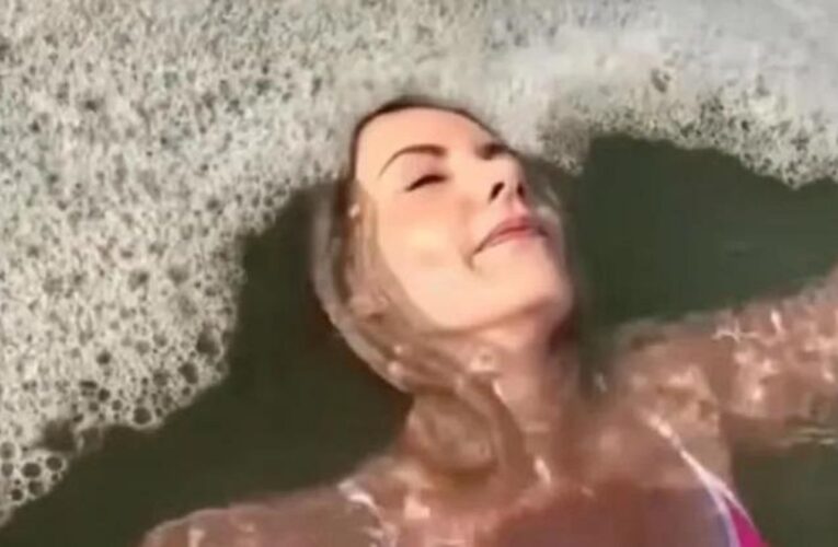 Influencer se grabó nadando presuntamente entre aguas negras